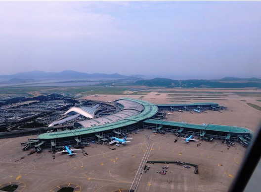 Una vista exterior del aeropuerto de Seúl Incheon, con su diseño moderno y sus colores vivos