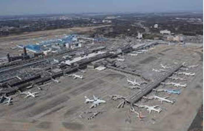 Una vista panorámica del aeropuerto de Tokio Narita, con sus pistas rodeadas de campos y montañas