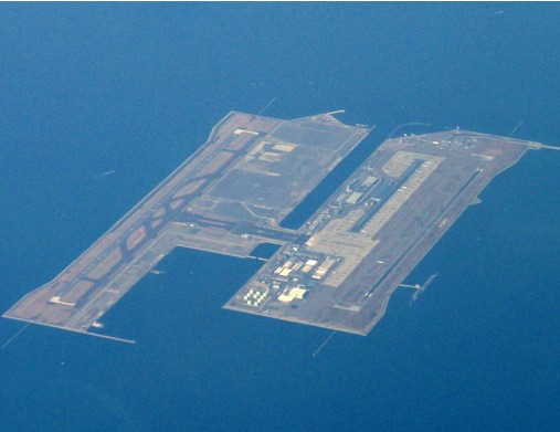 Una vista aérea del aeropuerto de Kansai, construido sobre una isla artificial en la bahía de Osaka