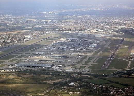 Una vista exterior del aeropuerto de Londres Heathrow, con sus cuatro terminales y su tráfico intenso