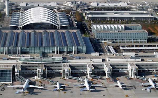 Una vista aérea del aeropuerto de Múnich, con sus dos terminales circulares y su cervecería