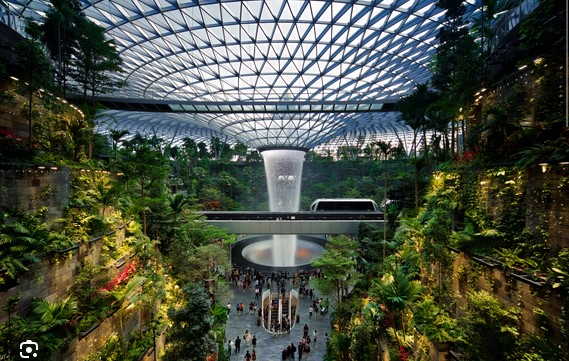 Una vista interior del aeropuerto de Singapur Changi, con su cascada natural y su jardín verde